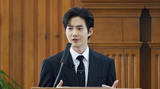 EXO Suho is the next SM director?  Here is 'Hint'
