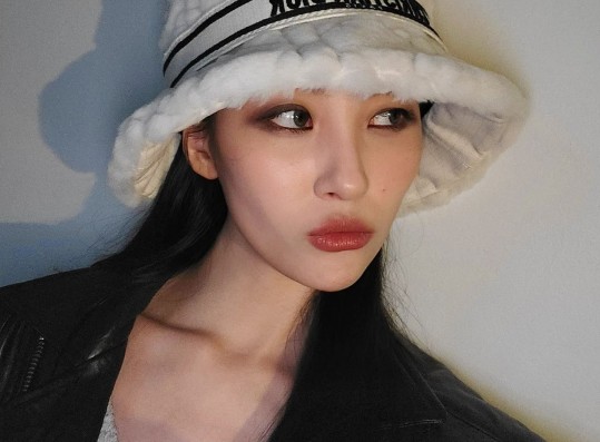 Sunmi, styled with a hat