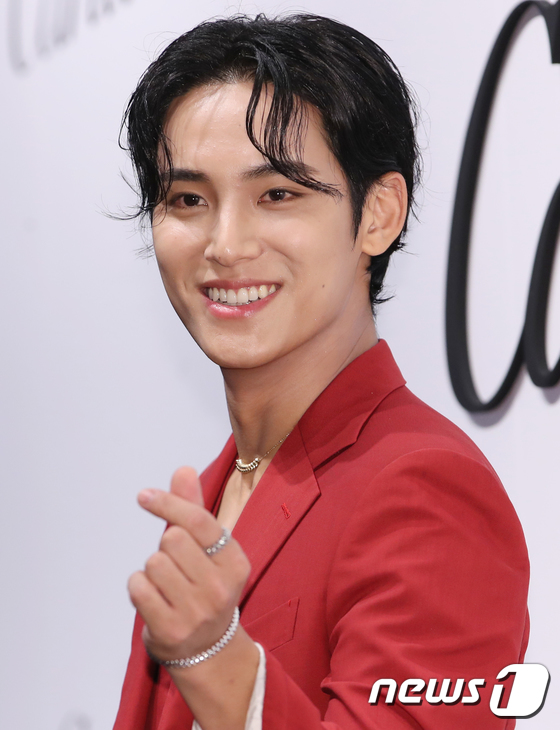 Seventeen Mingyu is drawing a lovely heart at the Cartier Maison Cheongdam re-opening commemorative party held at the Seoul Wave Art Center on the 6th.