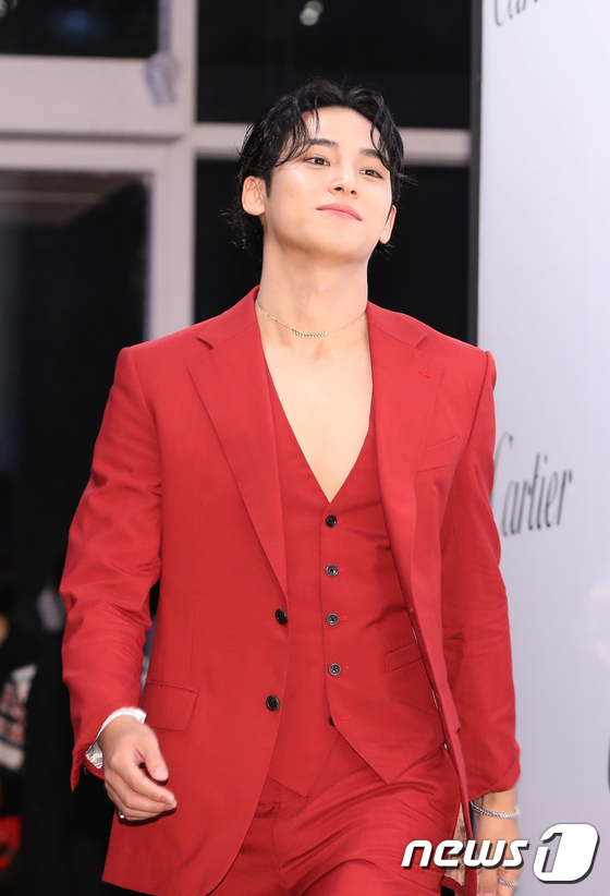 Seventeen Mingyu is drawing a lovely heart at the Cartier Maison Cheongdam re-opening commemorative party held at the Seoul Wave Art Center on the 6th.