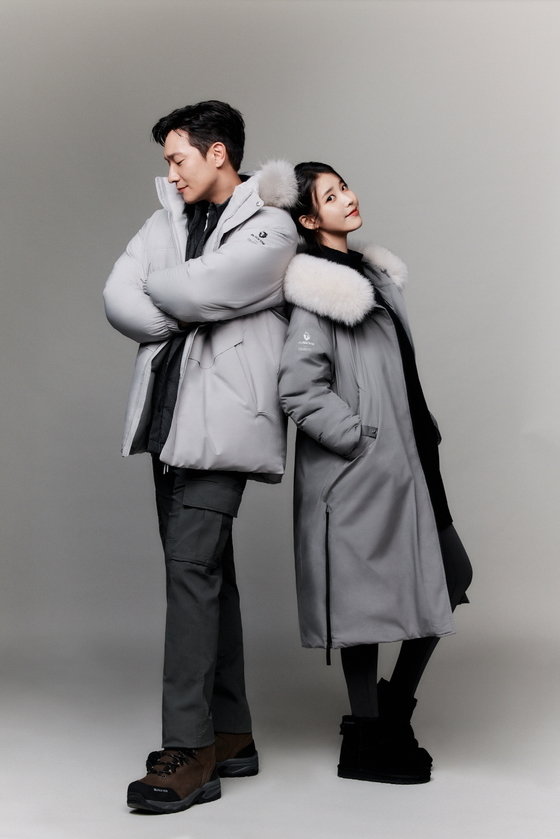 IU · Seok-Koo Son, couple pictorial... exchange of sweet eyes