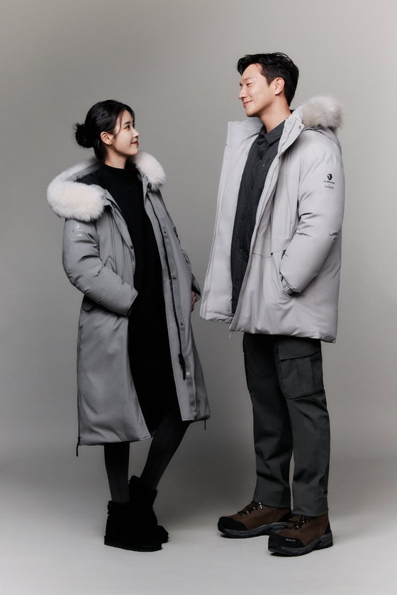 IU · Seok-Koo Son, couple pictorial... exchange of sweet eyes