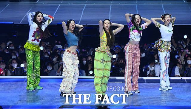 NewJeans Garners Mixed Reactions For Stage Outfits– Unflattering or Not?