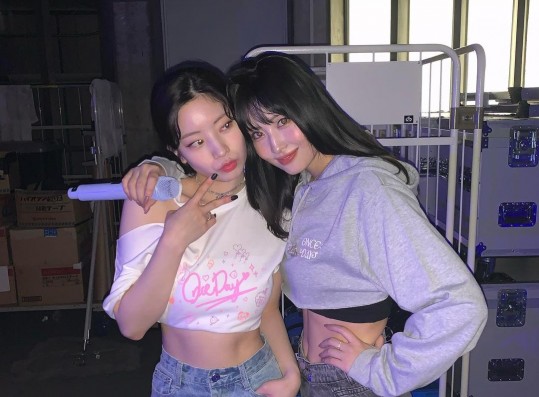 TWICE Dahyun X Momo, boldly cropped look.. Even if she is skinny like this, her abs are clear.