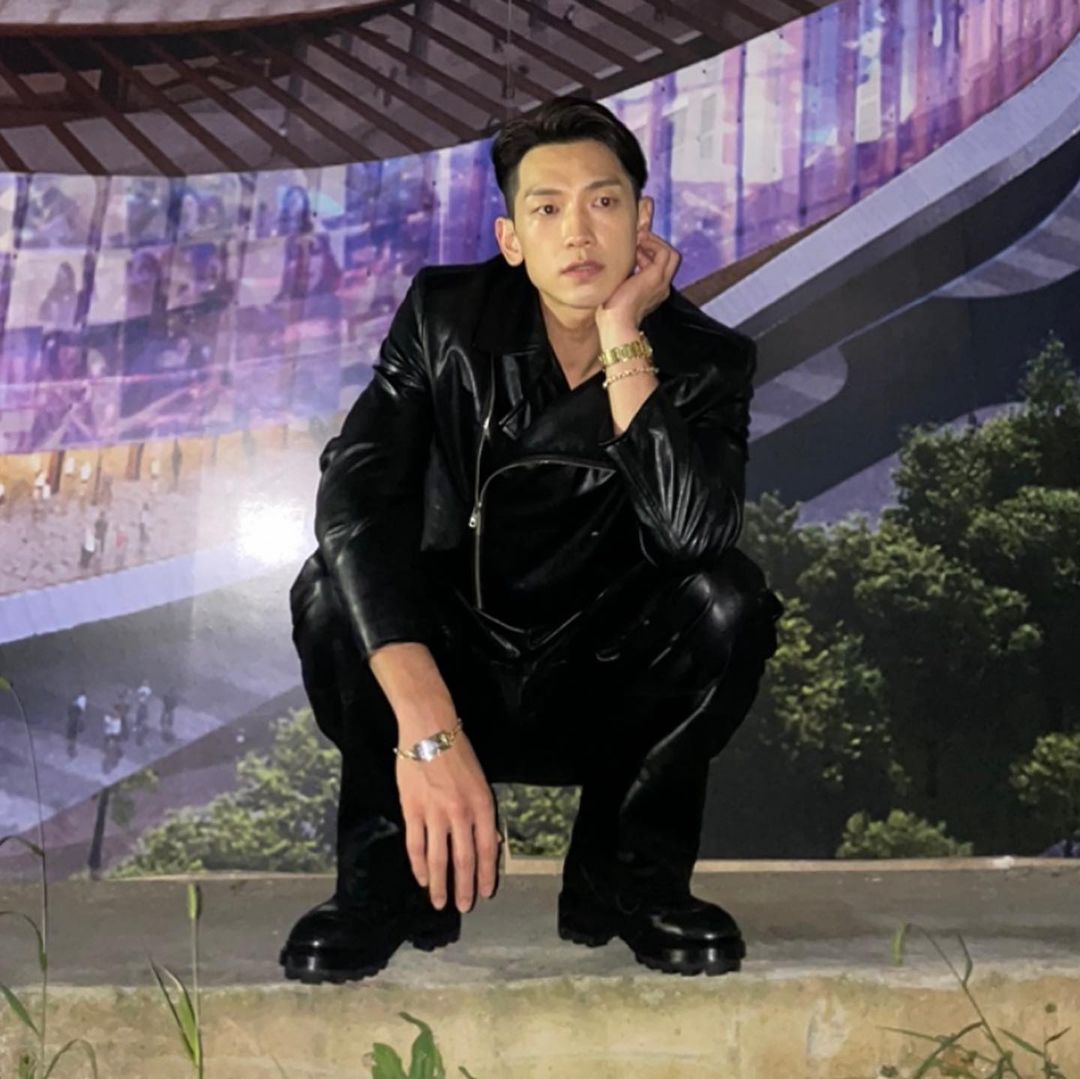 'Immoral rumors' RAIN, vampire beauty still... Posing with a leather jacket