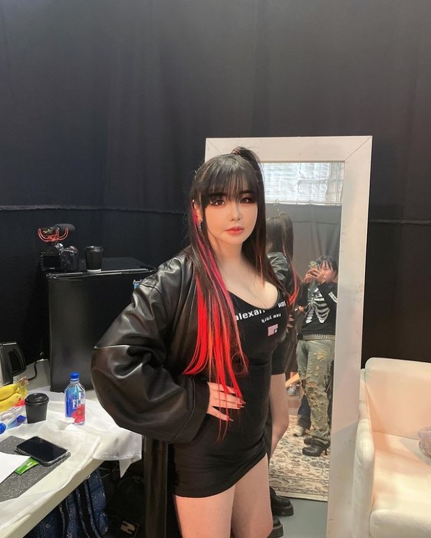 Park Bom elicits mixed reactions for drastic appearance changes after one year