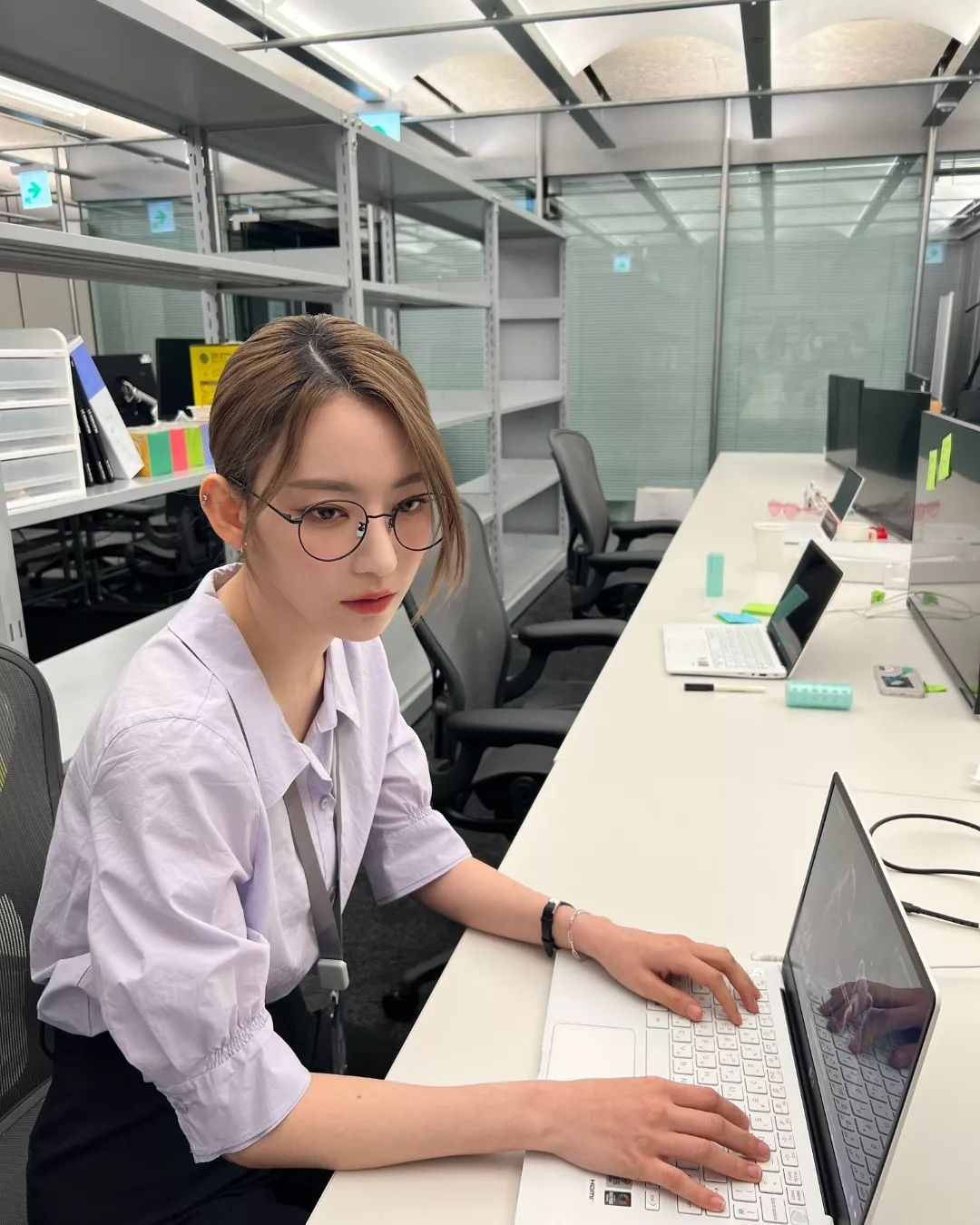Le Sserafim Sakura, a good work look for office workers OOTD