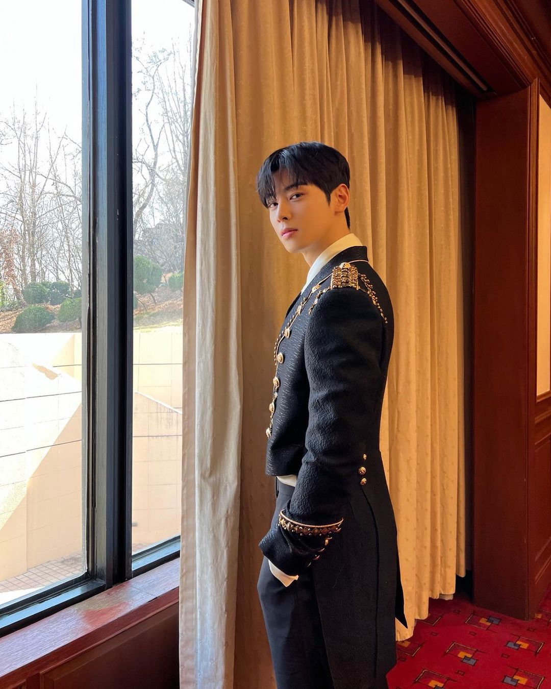 Cha Eun-woo, the prince's visual.. The uniform is also perfect