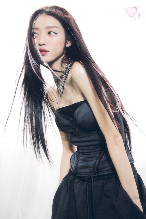 'Comeback' YooA, 'SELFISH' track list + concept photo open... lovely hip