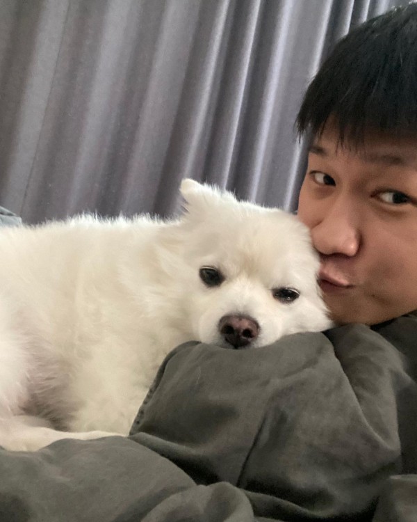 Boyfriend's dog?  Idol collects attention for using this photo as wallpaper