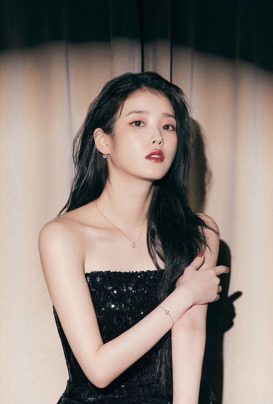 IU, the alluring goddess of beauty… a romantic mood for the end of the year