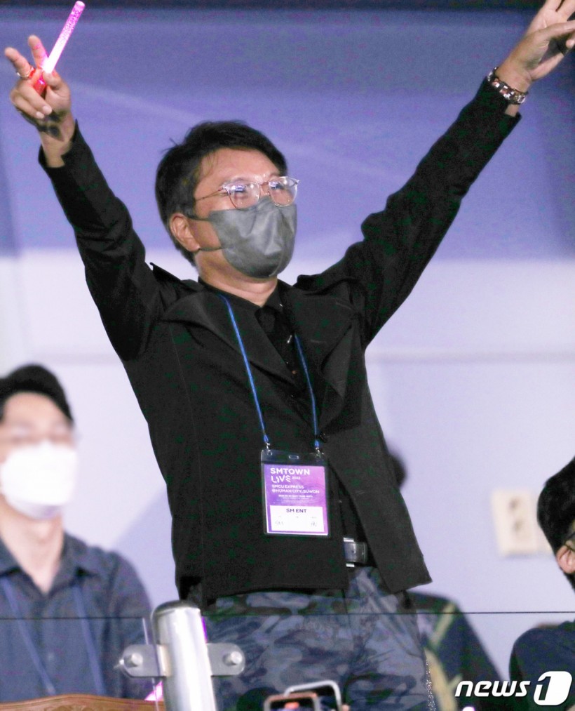 Problematic? SM Artists, Lee Soo Man Earn Mixed Reactions For Doing THIS Before Concert