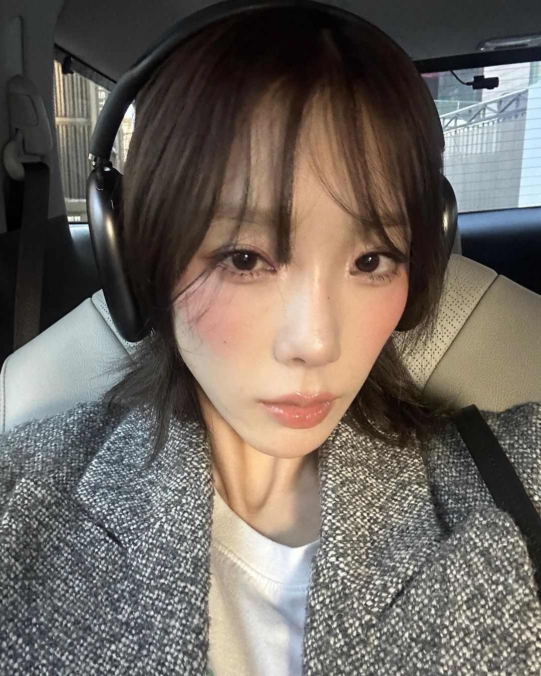 Taeyeon, a drawn face... Running backwards alone in the fattening fall