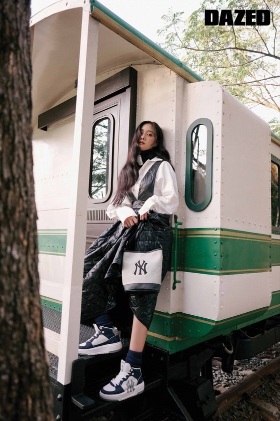 Hyomin, mini two-piece and sneakers… Stylish Girlfriend Look