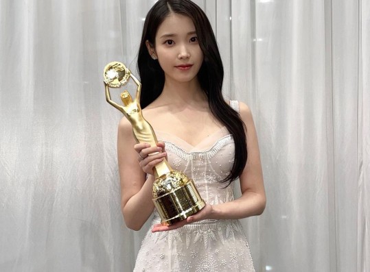 IU, in a pure white dress... Blue Dragon Film Awards Popularity Award Trophy