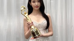 IU, in a pure white dress... Blue Dragon Film Awards Popularity Award Trophy