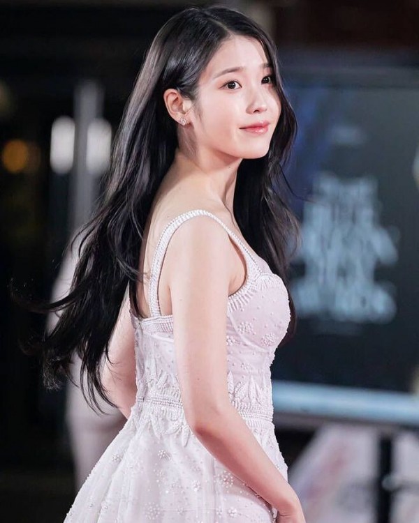 IU, in a pure white dress... Blue Dragon Film Awards Popularity Award Trophy