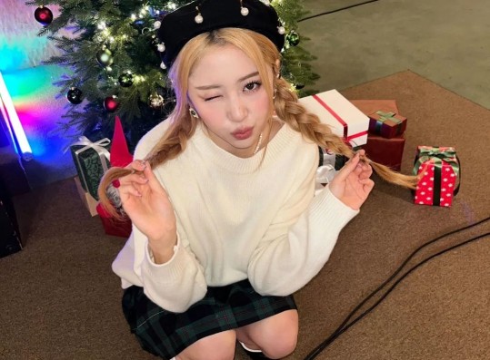 LE SSERAFIM Huh Yun-jin, 'Hot Girl' in front of the Christmas tree... full of year-end atmosphere