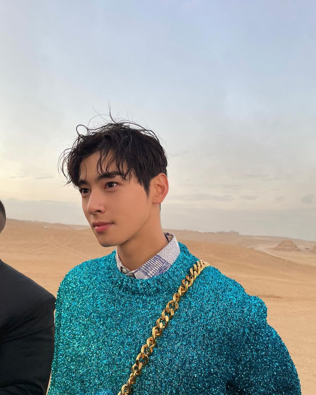 Cha Eun-woo, crazy visuals that shined in the Egyptian desert