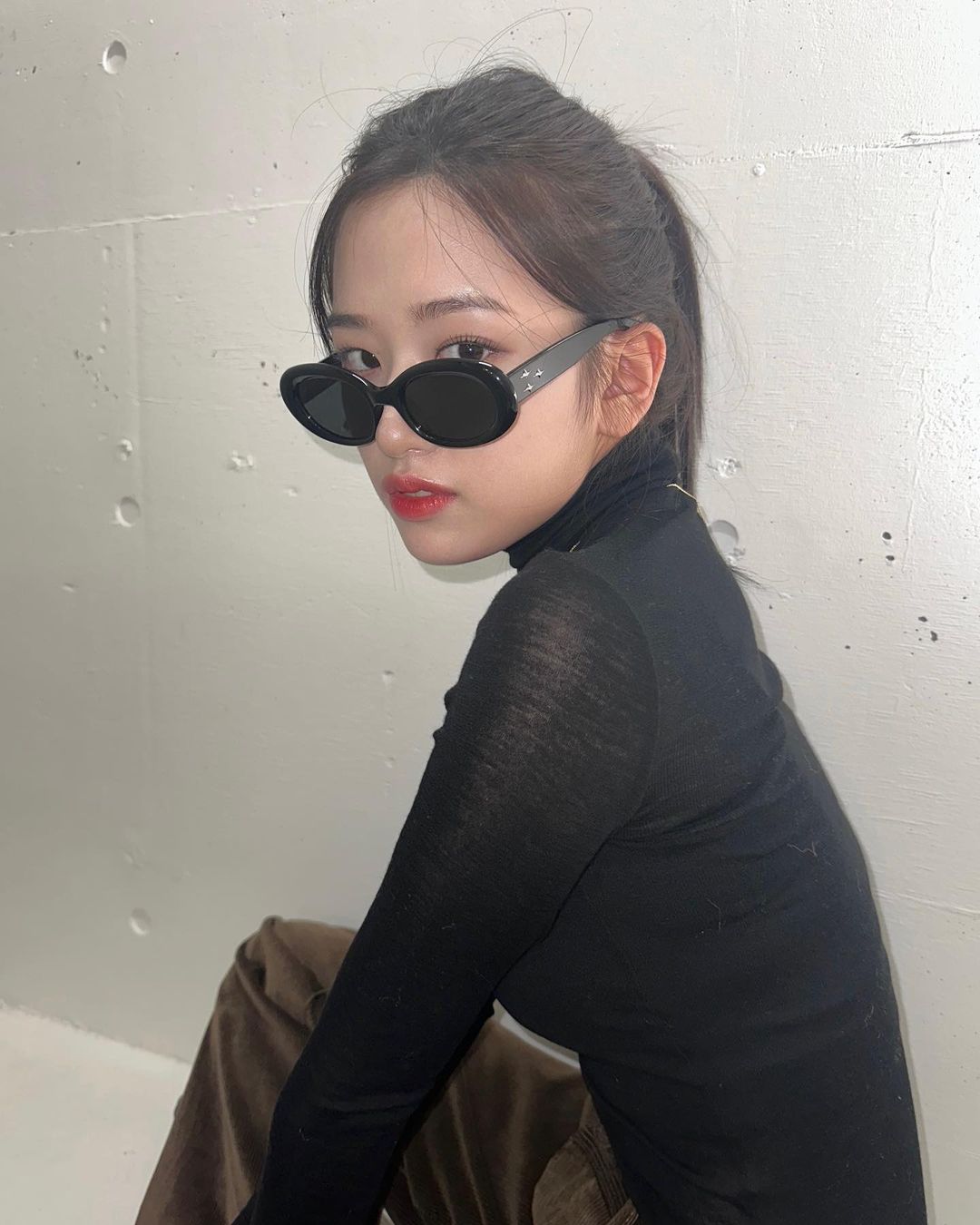 An Yu-jin wears sunglasses and explodes cuteness~