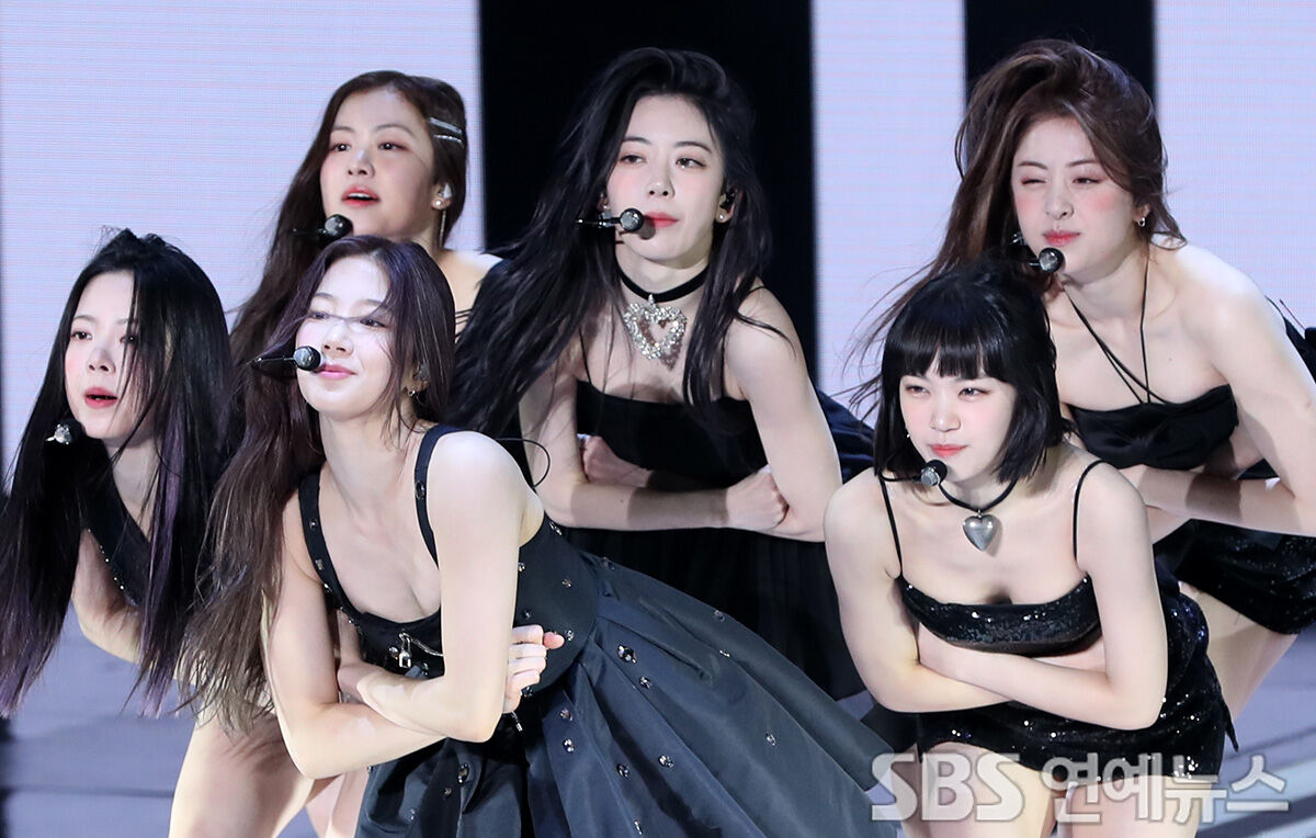 Netizens Share Glamorous Stage Outfits Of 5 Female K-Pop Idols