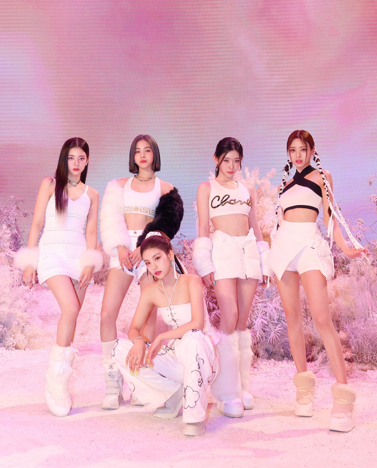 '630,000 copies' ITZY breaks its own Initial Chodong record... New song 'CHESHIRE' MV behind-the-scenes cut released