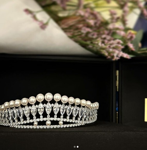 IU's Wedding Gift For Jiyeon