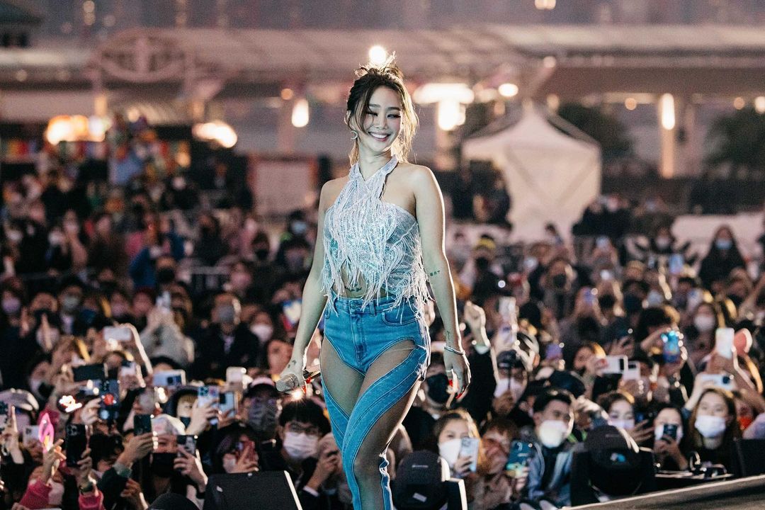 Hyolyn heats up Hong Kong's biggest pop festival... Until the Sistar medley