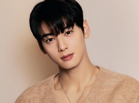 ASTRO's Cha Eunwoo Confessed He`d Been in a Relationship Once After He  Trained as an Idol