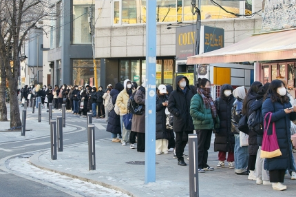 Тысячи покупателей стояли в очередях за альбомом «Candy» NCT Dream, несмотря на холодную погоду