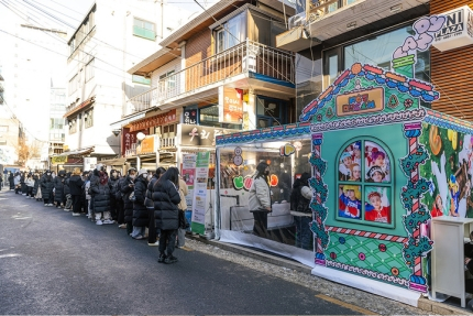 Тысячи покупателей стояли в очередях за альбомом «Candy» NCT Dream, несмотря на холодную погоду