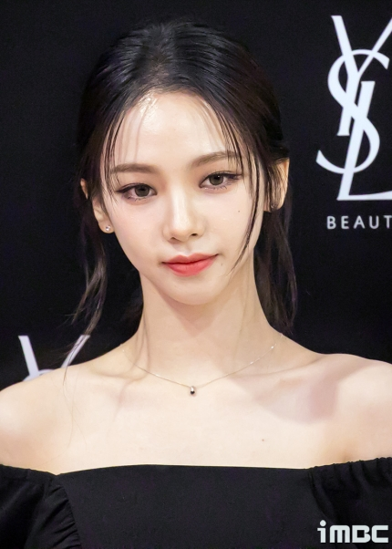 THIS Female Idol's Visuals Praised For Surviving Korean Press Unedited Photos