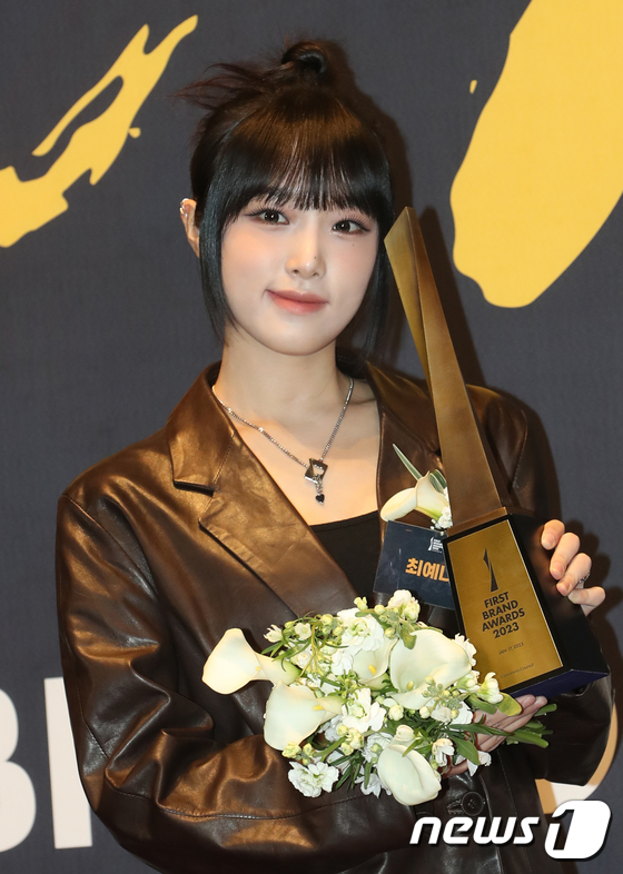 Choi Yena, I'm more than happy to receive the award on the first anniversary of my debut