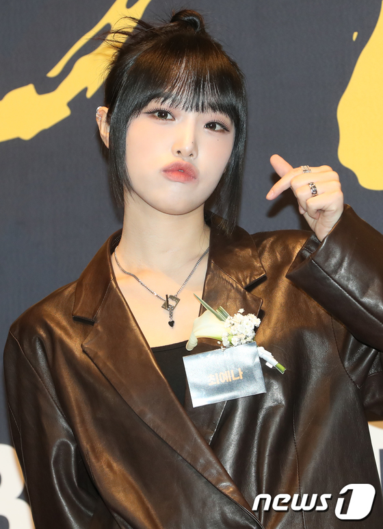 Choi Yena, I'm more than happy to receive the award on the first anniversary of my debut