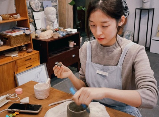 OH MY GIRL Arin, 'Heart-thumping' smile in the workshop...even her elegant figure