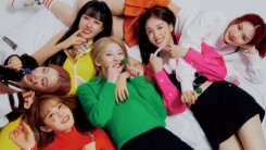 STAYC, 6 girls full of colorful charms