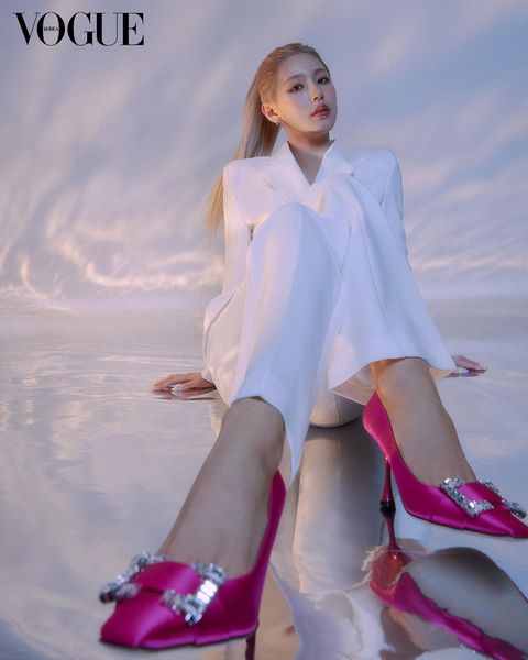 (G)I-DLE MIYEON pictorial, flaunting leg lines from sensual poses