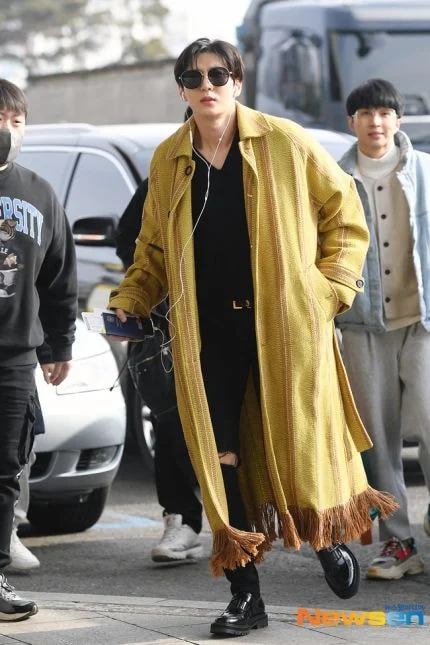 VIXX Leo Leaves Starlights Confused With Airport Fashion: 'Looks like grandma's tablecloth'
