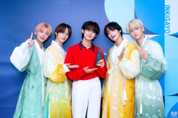 TXT Raih Kemenangan Pertunjukan Musik Pertama di Program “Inkigayo” Dengan “Sugar Rush Ride”