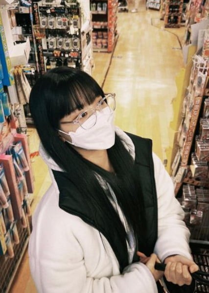 Hong Eun-chae, wearing glasses and looking like a fairy