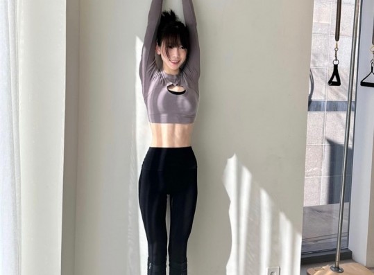 Taeyeon, small and skinny body with 11 abs... diet inspiration