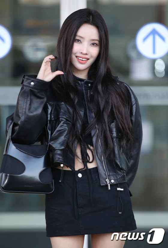(G)I-DLE Jeon So-yeon, airport runway
