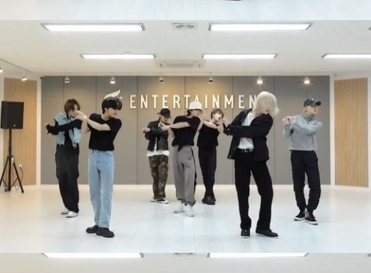 E'LAST 'Thrill' choreography video released... Sword dance in the practice room