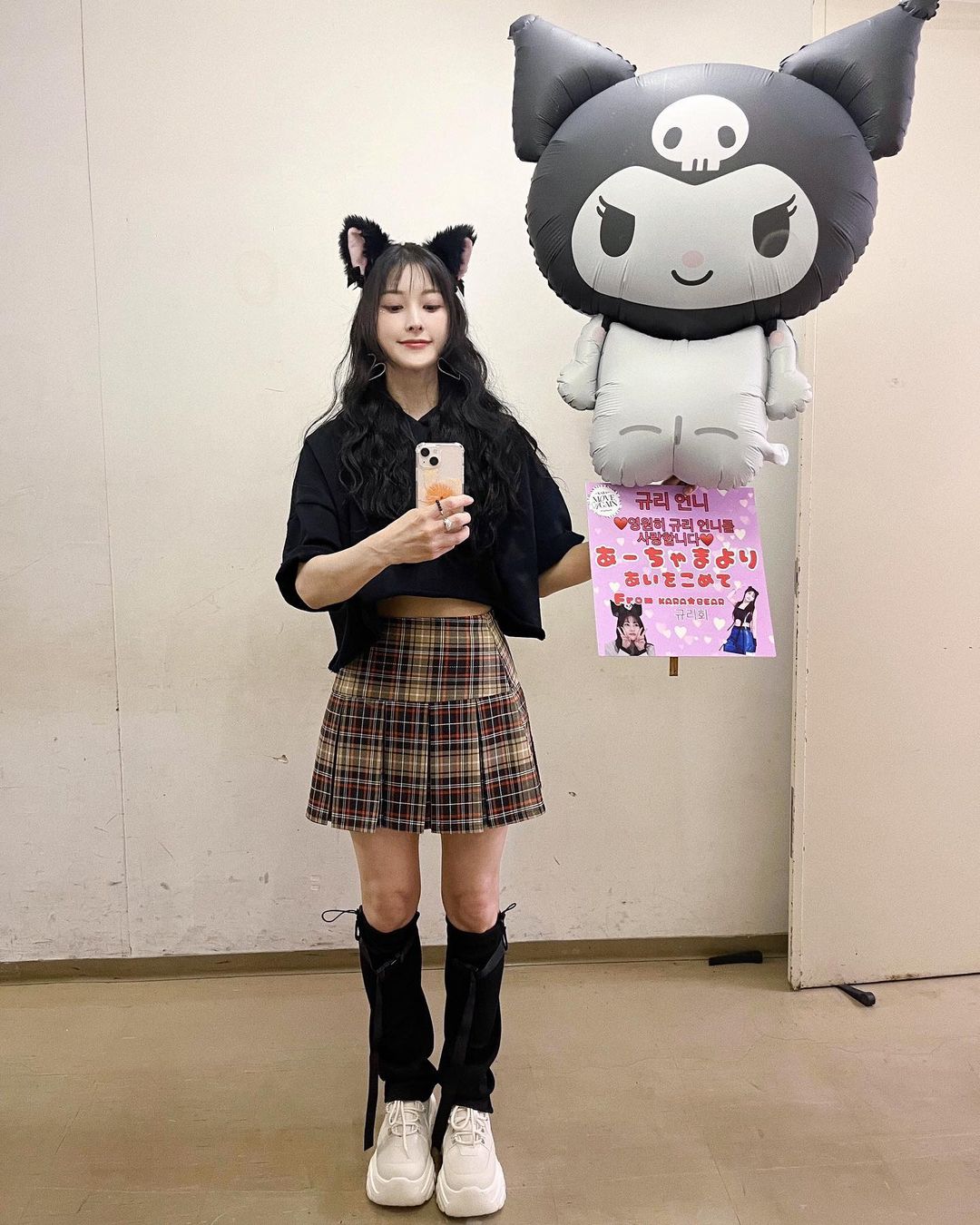 Gyuri, "Meow" lively status.. Transformed into a cat full of cuteness