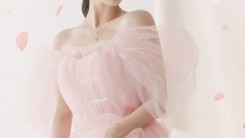 IU, fresh taste... The goddess of spring in the swaying petals