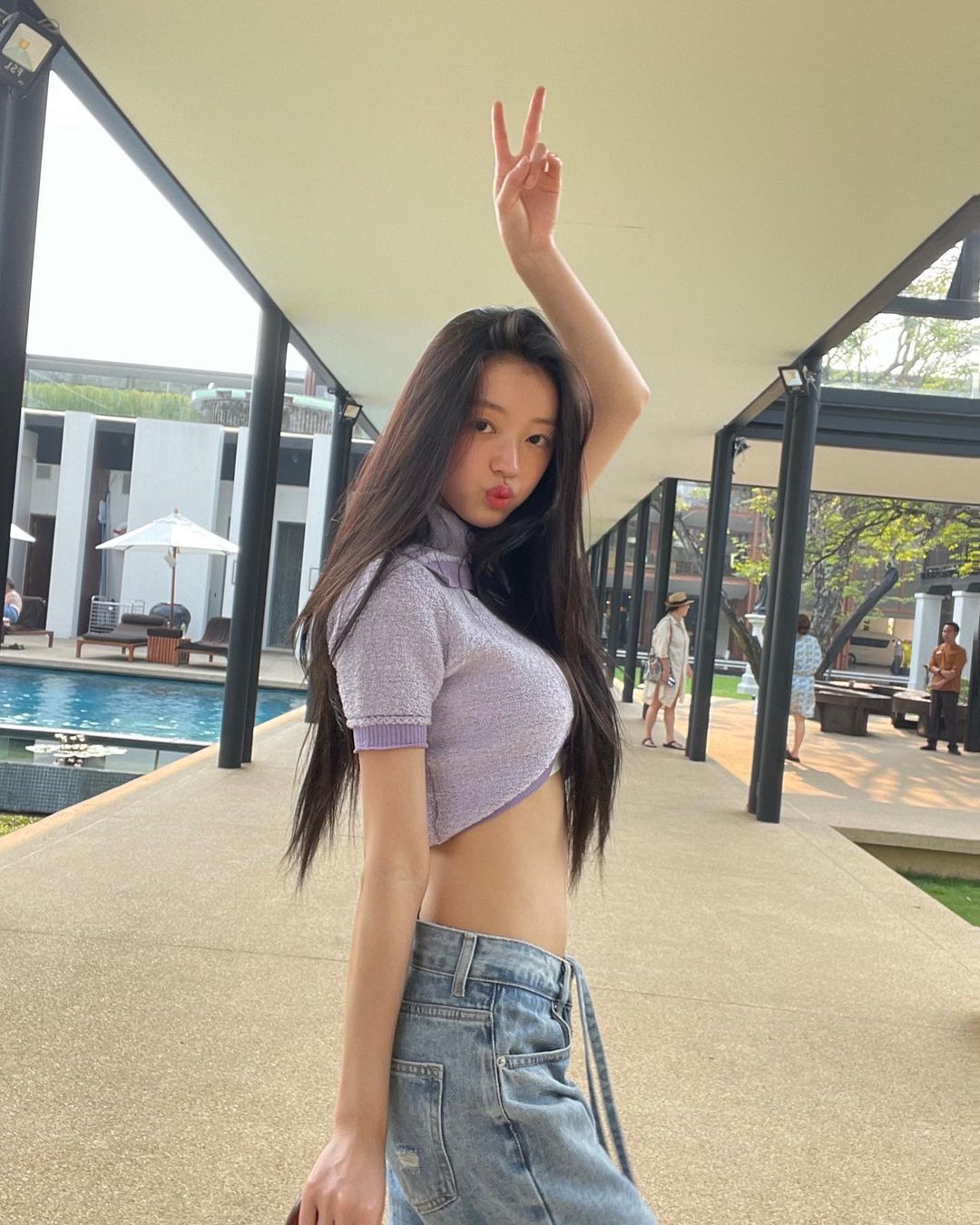 YooA, exposing her abs in a handful of waist... Idols are different