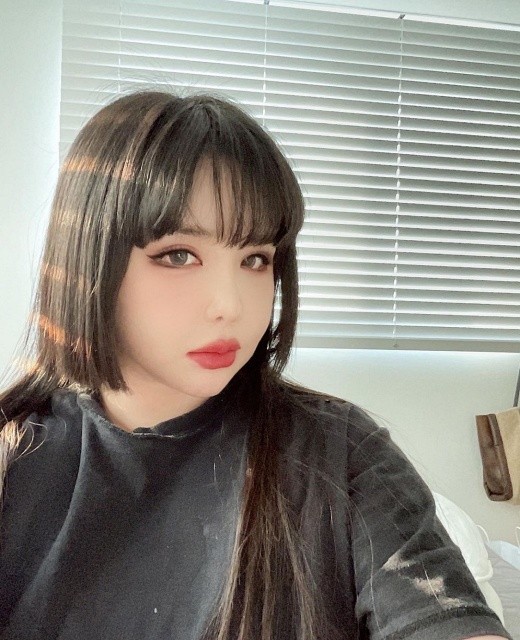 Park Bom shows off a new haircut in the last photo, but that detail has people worried