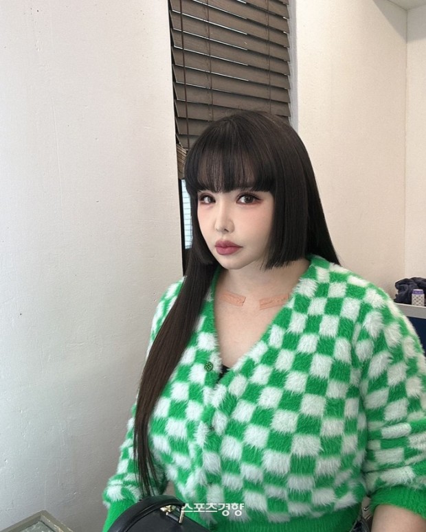 Park Bom affiche une nouvelle coupe de cheveux sur une photo récente, mais ce détail inquiète les gens