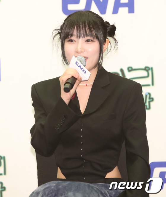 Choi Yena shows her ant waist