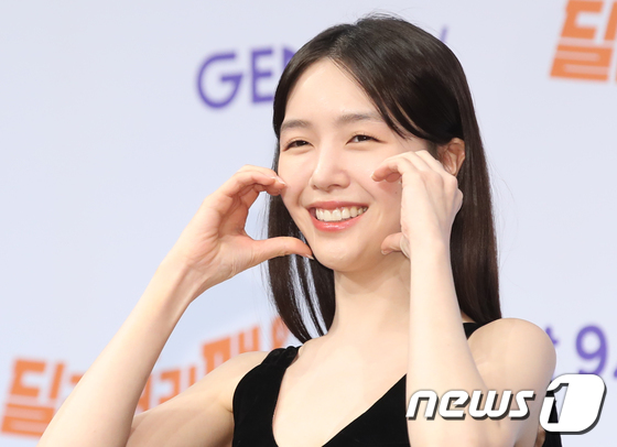 Bang Min-ah, beautiful hand greetings